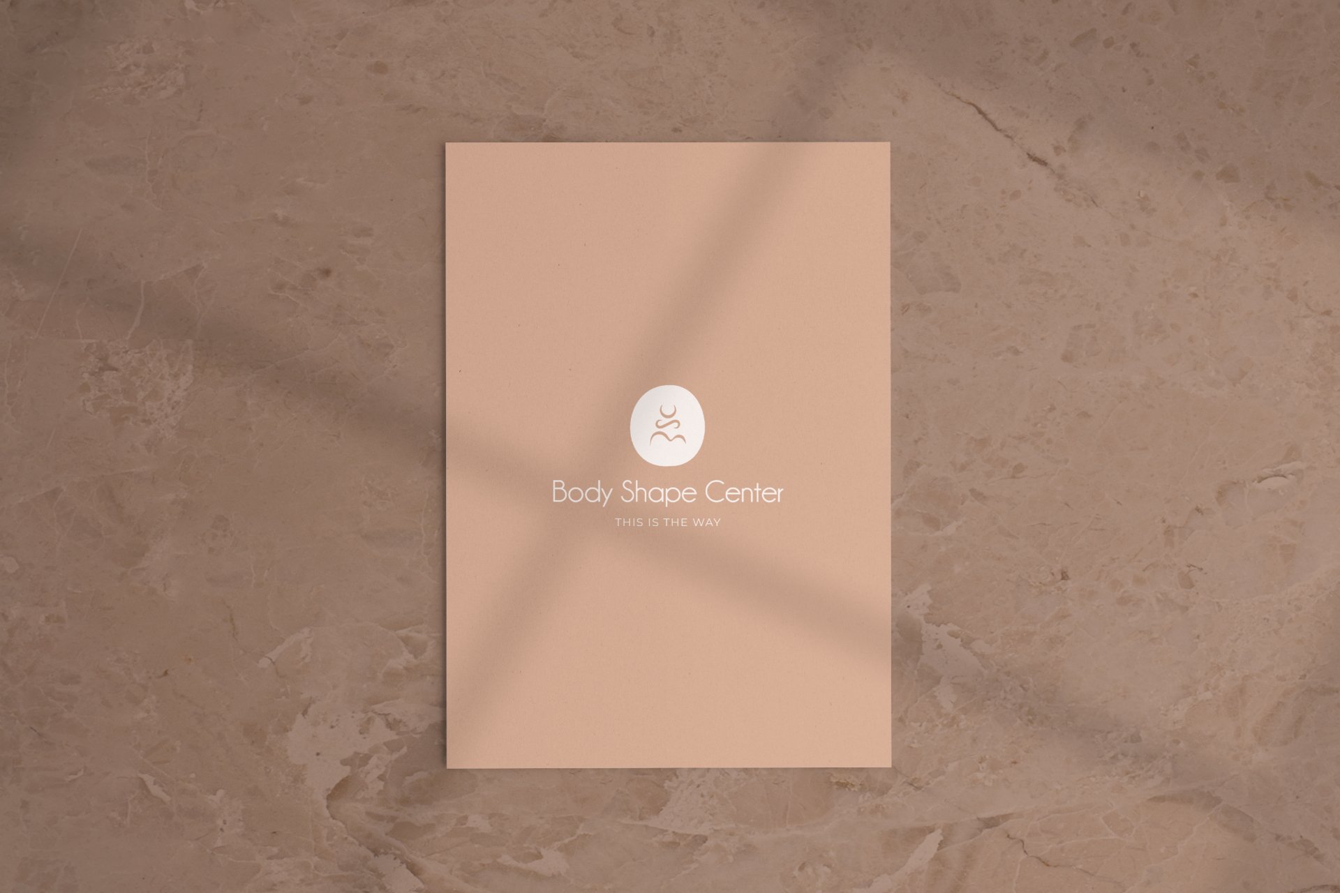 body-shape-center-flyers-sur-fond-marbre