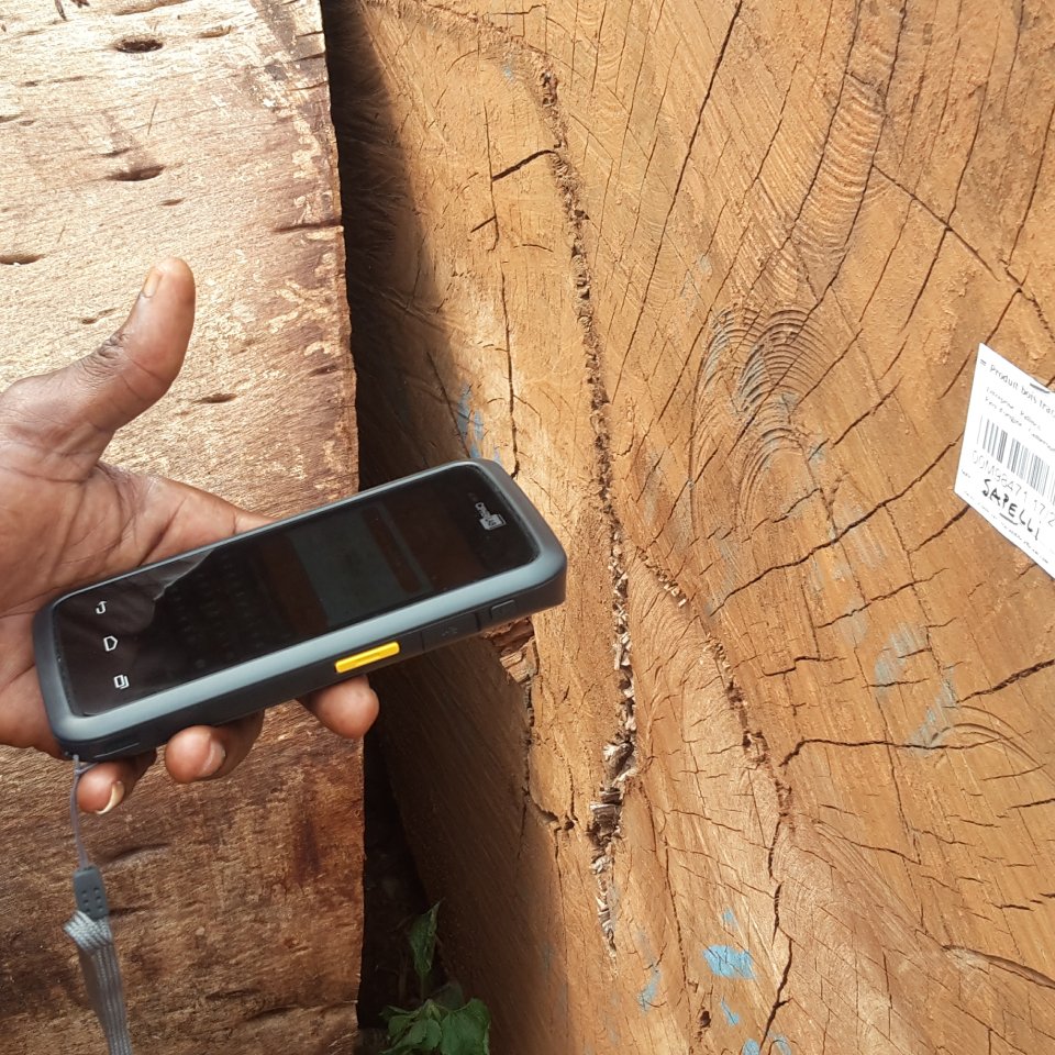 Téléphone qui scanne un code sur une souche