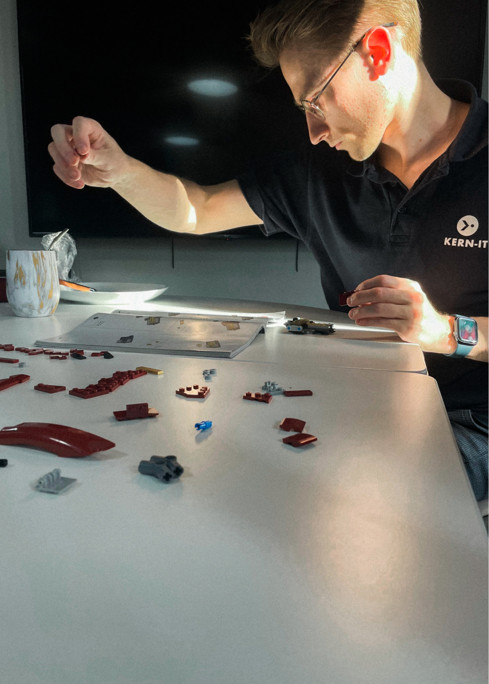 Membre de l'équipe travaillant sur un Lego