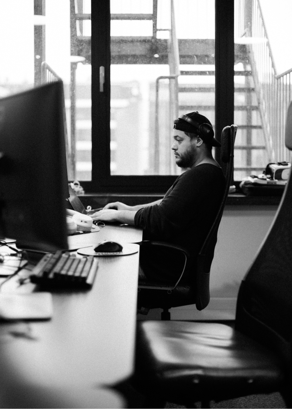Membre de l'équipe travaillant devant son ordinateur