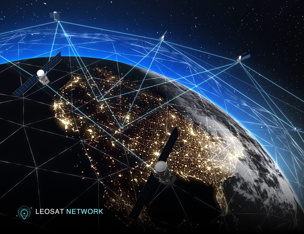 Vue de la Terre depuis l'espace la nuit avec un réseau de satellites en orbite basse reliés par des liaisons lumineuses, illustrant la plateforme LeoSatNetwork.