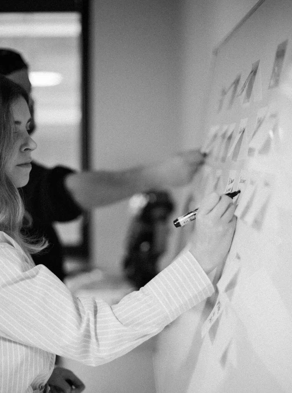 Un membre de l'équipe KERN-IT organise des post-it lors d'un atelier